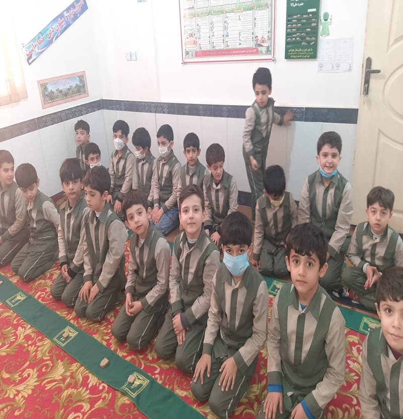 دانش آموزان نورِمعلّم بناب در نمازخانه مدرسه