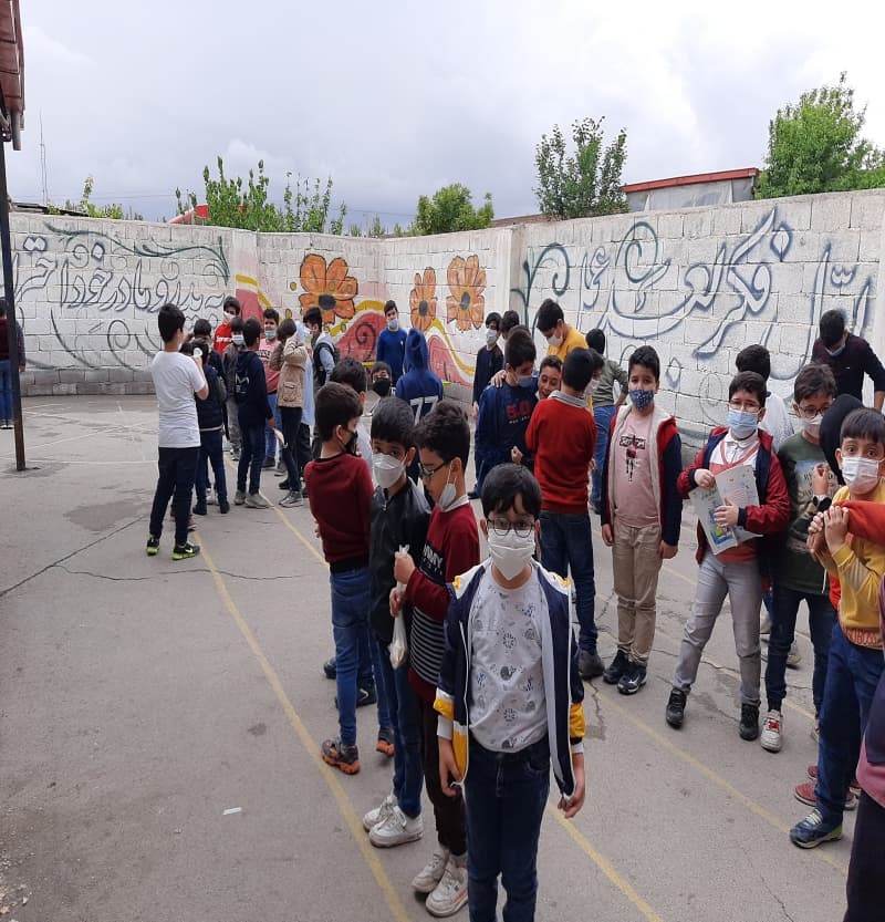 دانش آموزان در حیاط مدرسه